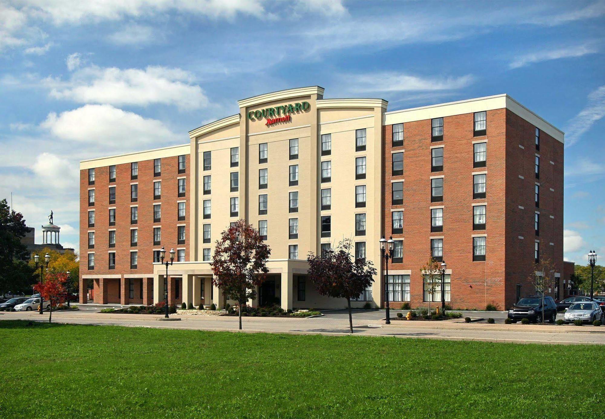 Courtyard Hamilton Hotel Exterior photo