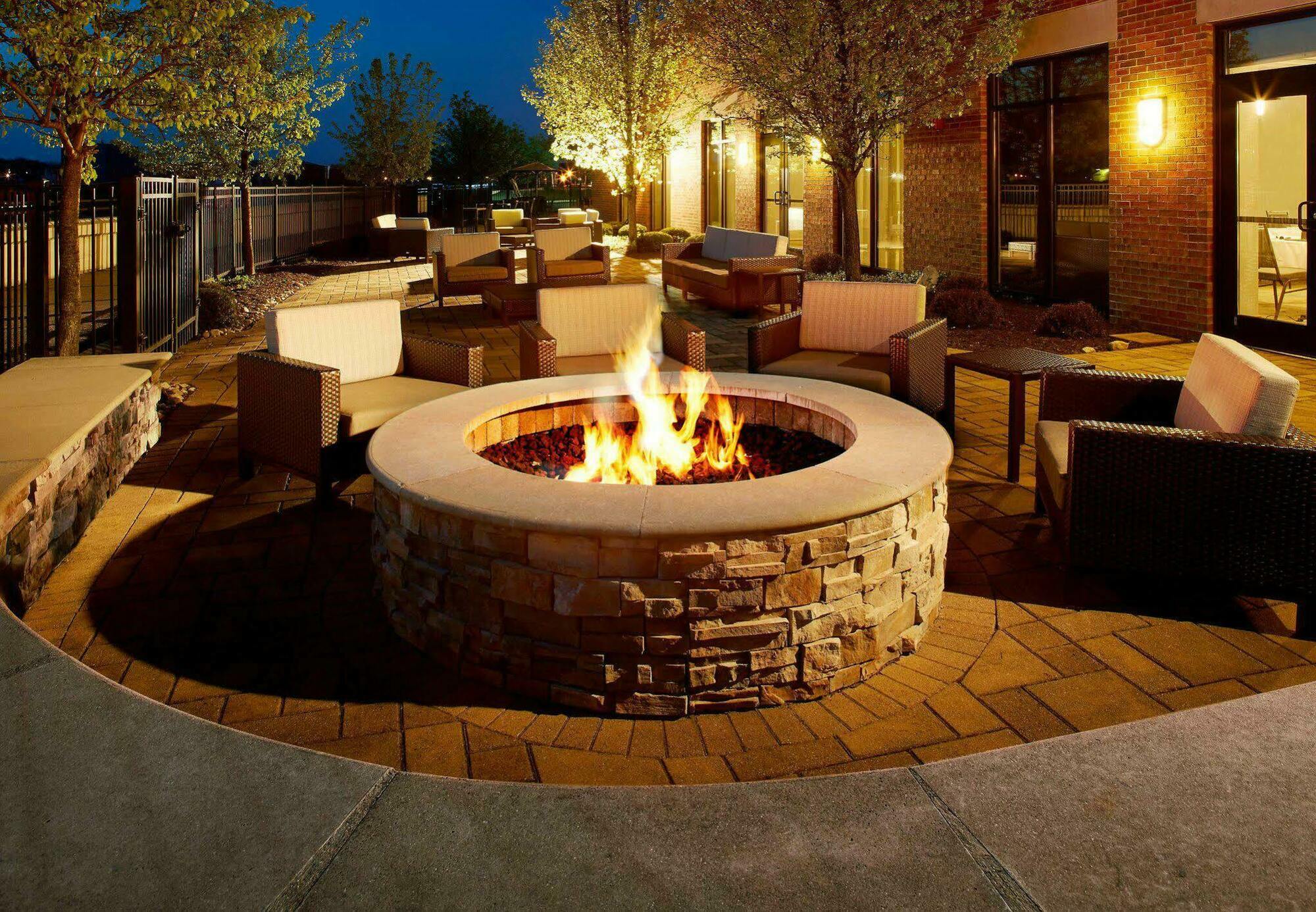 Courtyard Hamilton Hotel Exterior photo